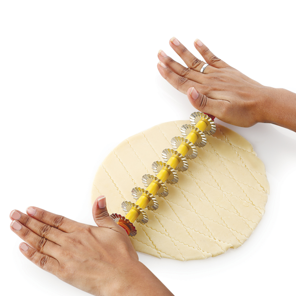 DS Big Plastic Handle Roller Cutter Mithai, KajuKatli, ShanakarPada Cutter With Stainless Steel blades